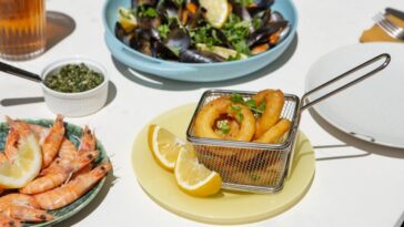 Морепродукты и закуски на столе в ресторане в Морейре