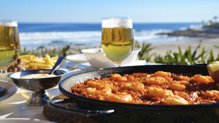 Паэлья с морепродуктами на террасе у моря в Ориуэле