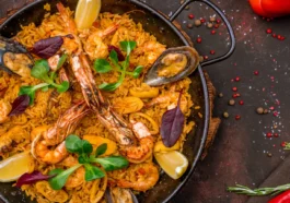 Паэлья mixta с мясом и морепродуктами