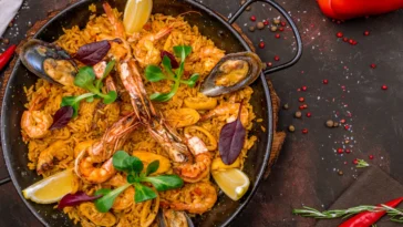 Паэлья mixta с мясом и морепродуктами