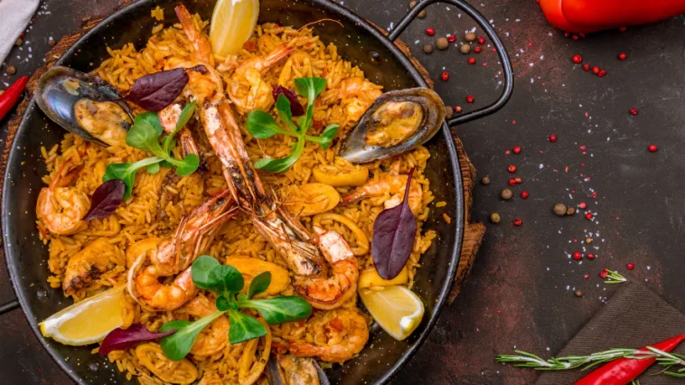 Паэлья mixta с мясом и морепродуктами