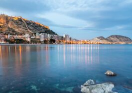 Панорама крепости Святой Барбары и города Аликанте