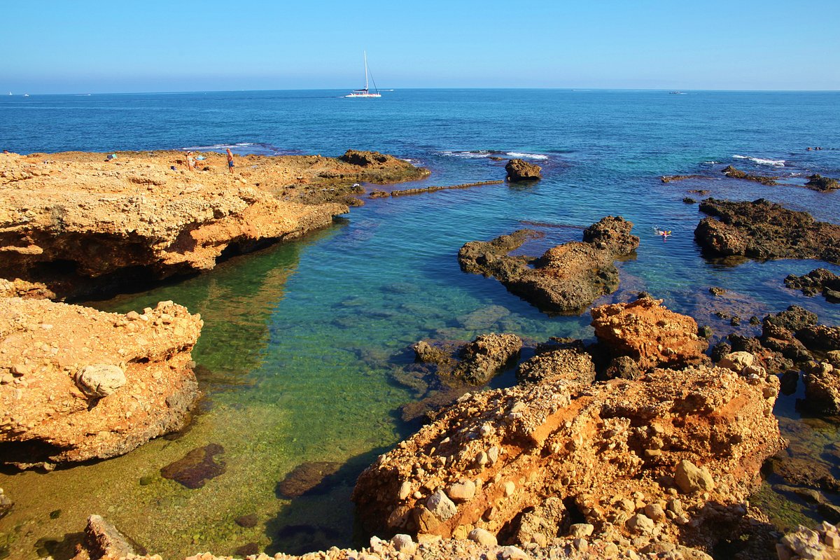 Каменистые пляжи Коста-Бланка: где красивые виды и подводный мир - Альтеа Бенидорм Бенисса Вильяхойоса Дения Коста-Бланка Остров Табарка Пляжи Туризм Хавеа Эль-Кампельо  - Costa Blanca Space Фото - platja-de-les-rotes-1