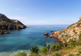 Панорама каменистых пляжей Коста-Бланка