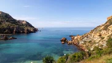 Панорама каменистых пляжей Коста-Бланка