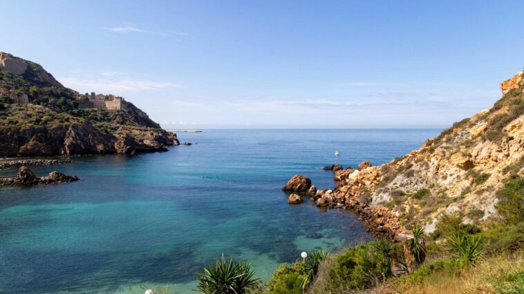 Панорама каменистых пляжей Коста-Бланка