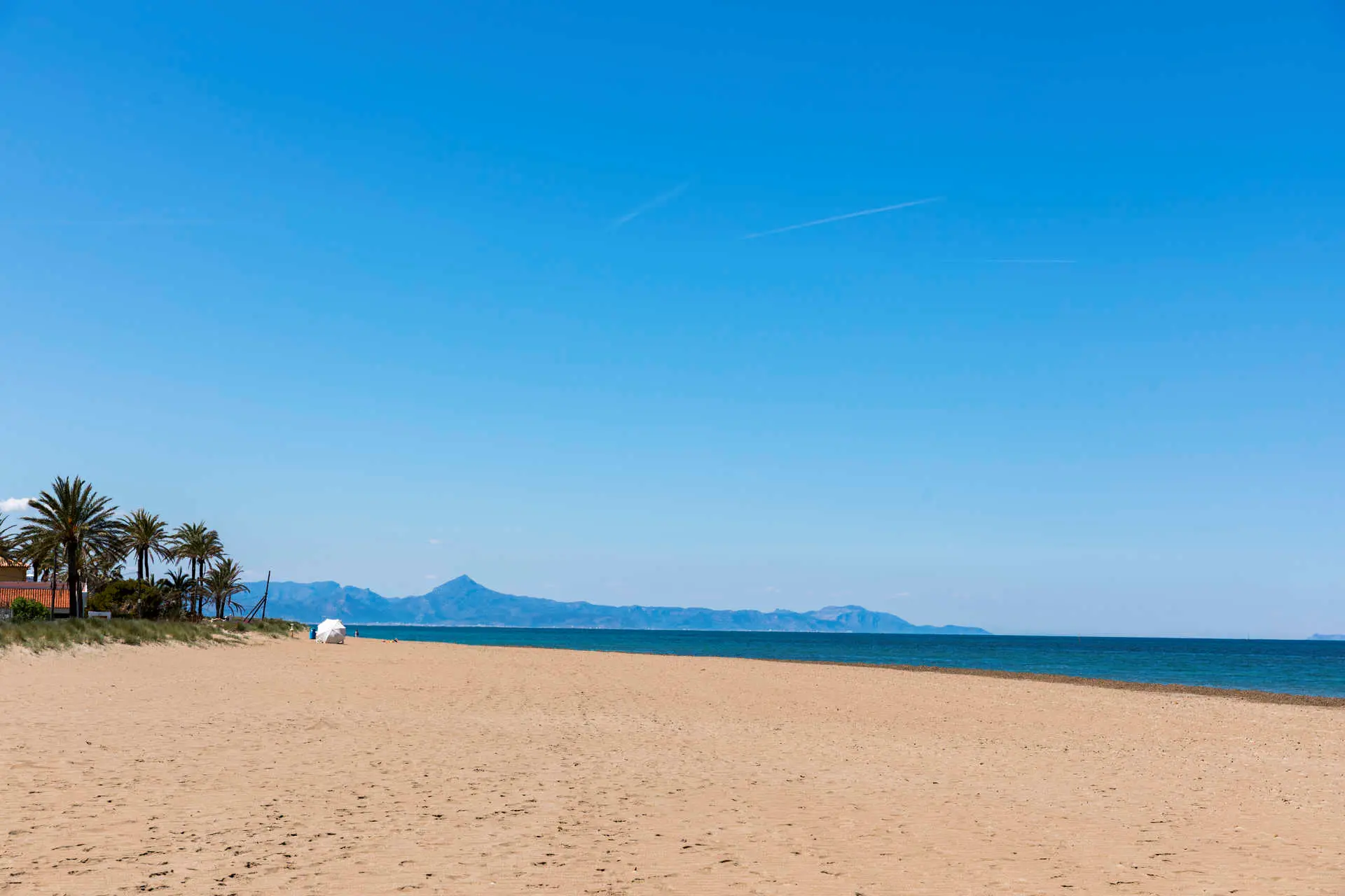 Семейные пляжи Коста-Бланка с безопасным отдыхом - Аликанте Альбир Бенидорм Вильяхойоса Дения Кальпе Коста-Бланка Морейра Пляжи Торевьеха Туризм Хавеа  - Costa Blanca Space Фото - playa-de-les-marines-deniya