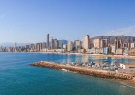 Пляж Поньенте в Бенидорме, панорамный вид на побережье и набережную