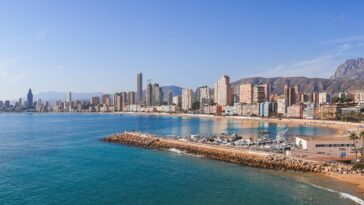 Пляж Поньенте в Бенидорме, панорамный вид на побережье и набережную