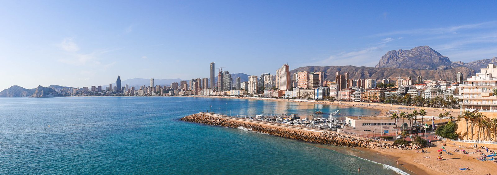 Пляж Поньенте в Бенидорме, панорамный вид на побережье и набережную