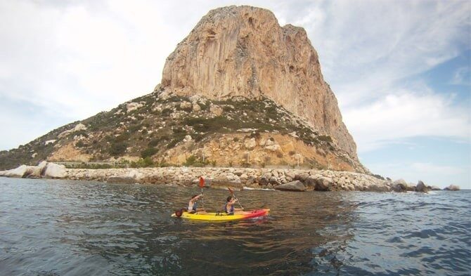 Водные виды спорта на Коста-Бланка: каяки, серфинг и виндсерфинг - Активности Аликанте Альтеа Вильяхойоса Кальпе Коста-Бланка Санта-Пола Торевьеха Туризм Хавеа  - Costa Blanca Space Фото - raco-kayak-ifach-02-e1765110809766