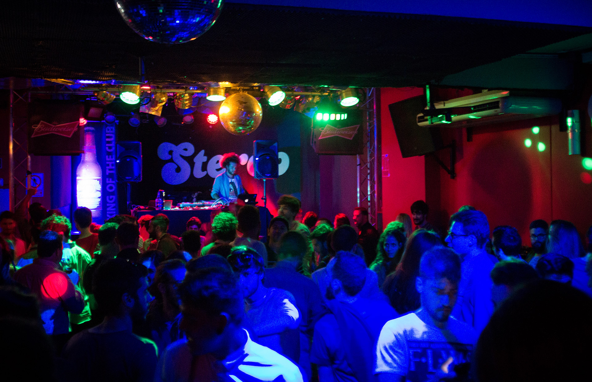 Топ-10 баров Аликанте для вечернего отдыха - Аликанте Гастрономия Лучшие места / подборки - sala-stereo-stage-1 Топ-10 баров Аликанте для вечернего отдыха - Аликанте Гастрономия Лучшие места / подборки - Costa Blanca Space Фото - sala-stereo-stage-1