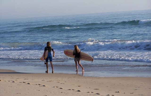 Водные виды спорта на Коста-Бланка: каяки, серфинг и виндсерфинг - Активности Аликанте Альтеа Вильяхойоса Кальпе Коста-Бланка Санта-Пола Торевьеха Туризм Хавеа  - Costa Blanca Space Фото - sanjuan-surf-01-e1765111066135