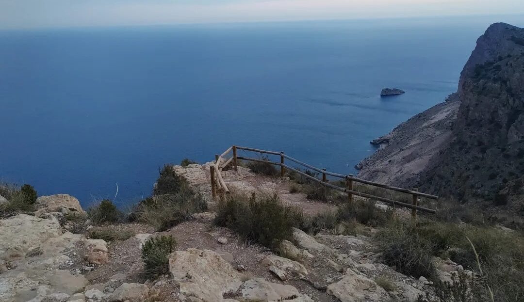 Пешие маршруты для начинающих и опытных туристов - Маршруты Туризм  - Costa Blanca Space Фото - sierra-helada-ridge-e1765019038716