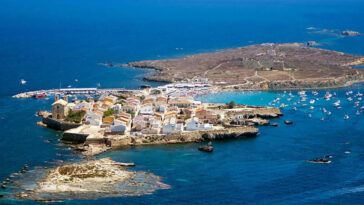 Остров Табарка — панорамный вид побережья и морского заповедника