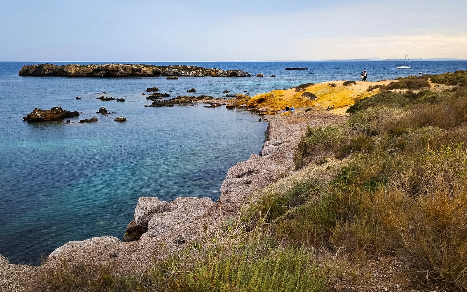 Каменистые пляжи Коста-Бланка: где красивые виды и подводный мир - Альтеа Бенидорм Бенисса Вильяхойоса Дения Коста-Бланка Остров Табарка Пляжи Туризм Хавеа Эль-Кампельо  - Costa Blanca Space Фото - tabarca-rocky-coast
