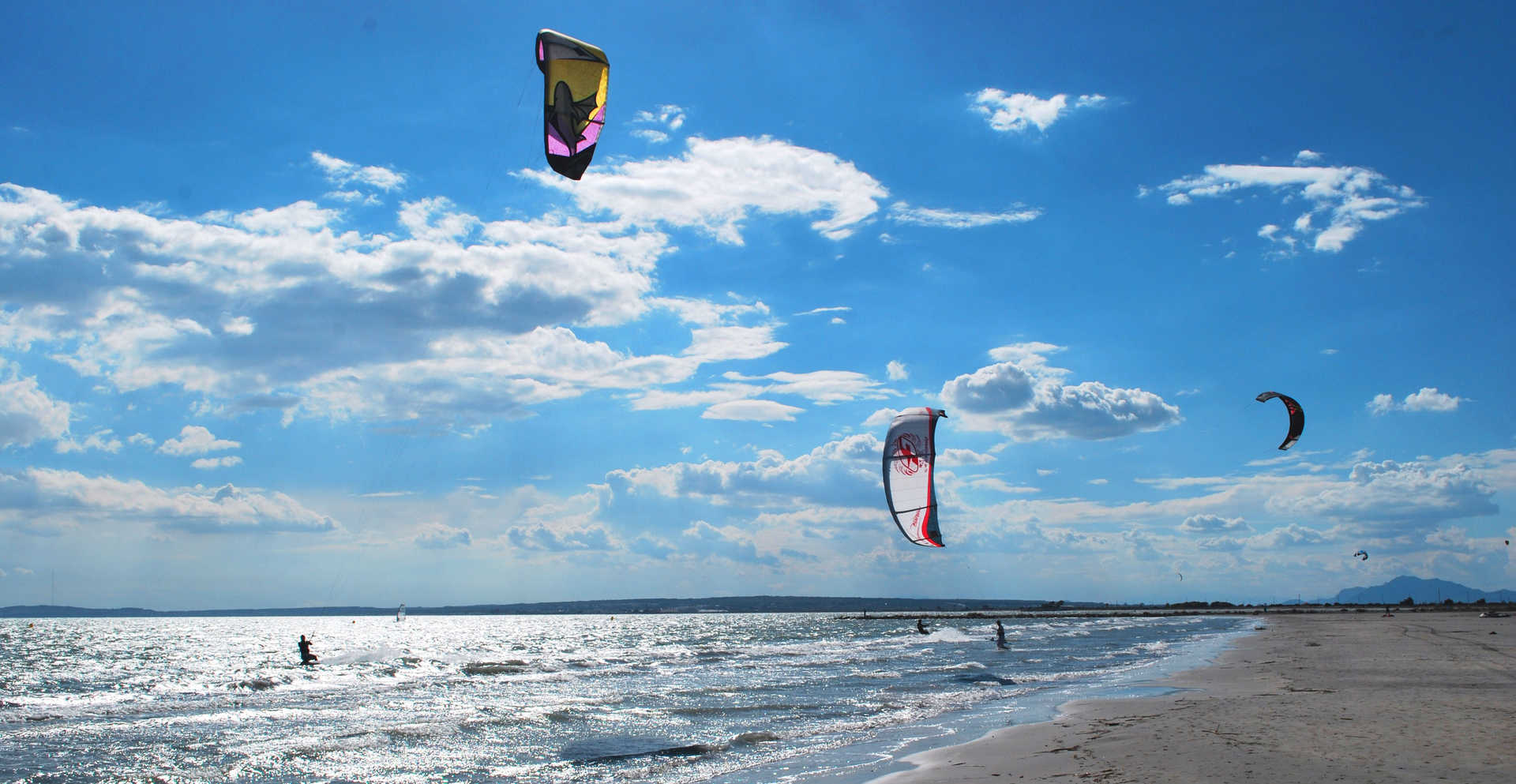 Водные виды спорта на Коста-Бланка: каяки, серфинг и виндсерфинг - Активности Аликанте Альтеа Вильяхойоса Кальпе Коста-Бланка Санта-Пола Торевьеха Туризм Хавеа  - Costa Blanca Space Фото - tamarit-windsurf-01