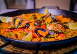 Паэлья с морепродуктами на сковороде — традиционное блюдо Коста-Бланки