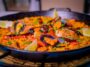 Паэлья с морепродуктами на сковороде — традиционное блюдо Коста-Бланки