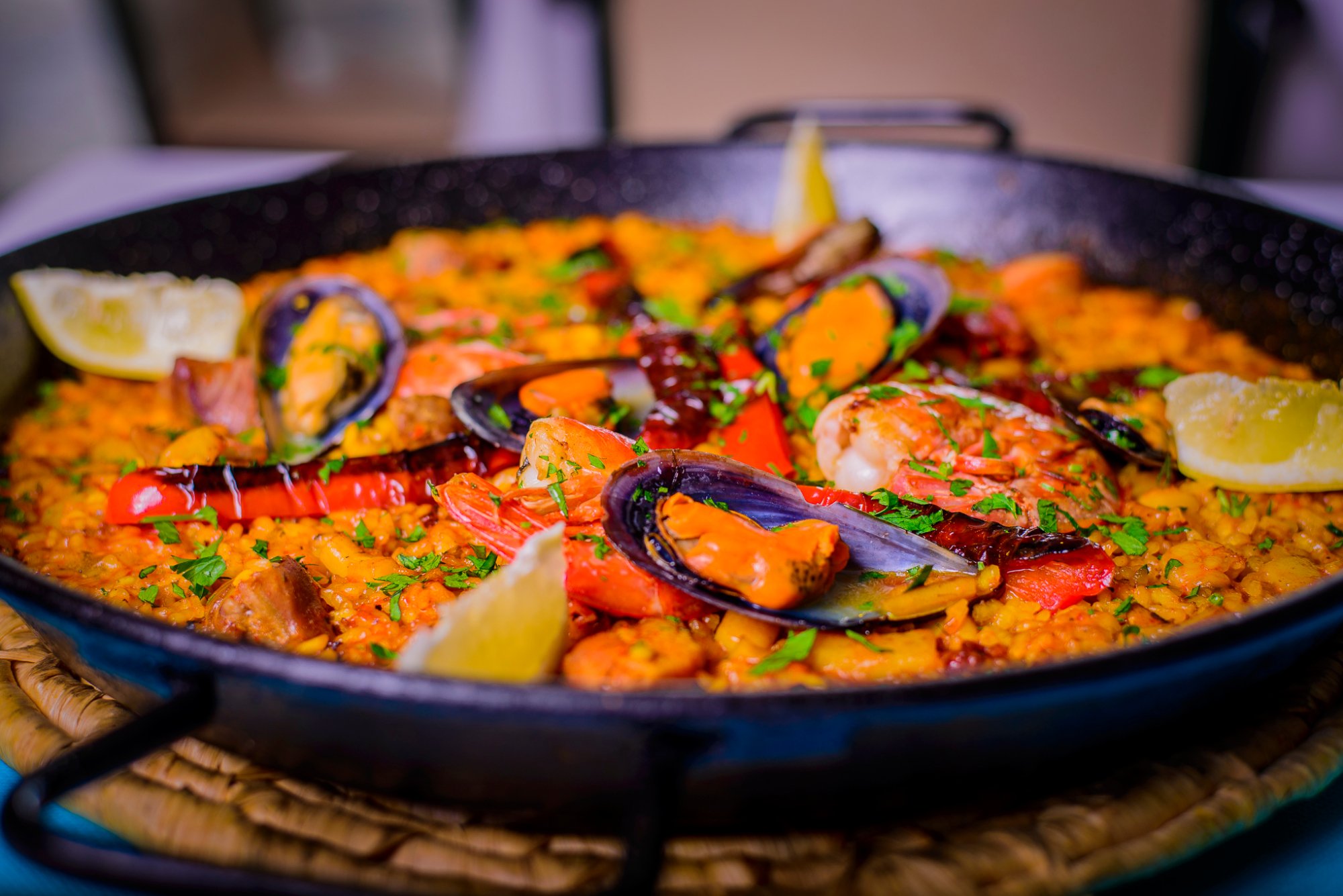 Паэлья с морепродуктами на сковороде — традиционное блюдо Коста-Бланки