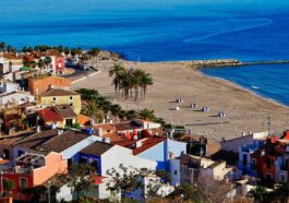 Панорама Вильяхойосы с видом на побережье и разноцветные дома