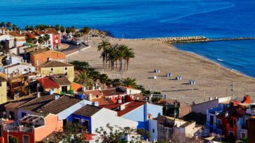 Панорама Вильяхойосы с видом на побережье и разноцветные дома