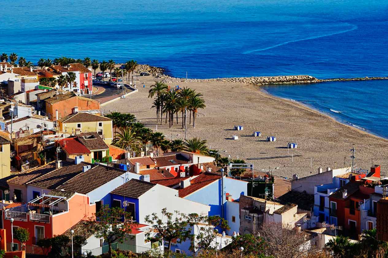 Панорама Вильяхойосы с видом на побережье и разноцветные дома