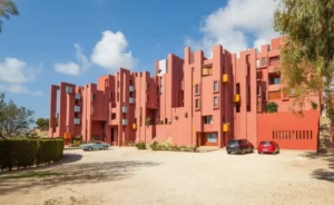 Visitas guiadas gratuitas a los edificios de Bofill en Calpe 2026. Rutas de arquitectura Costa Blanca